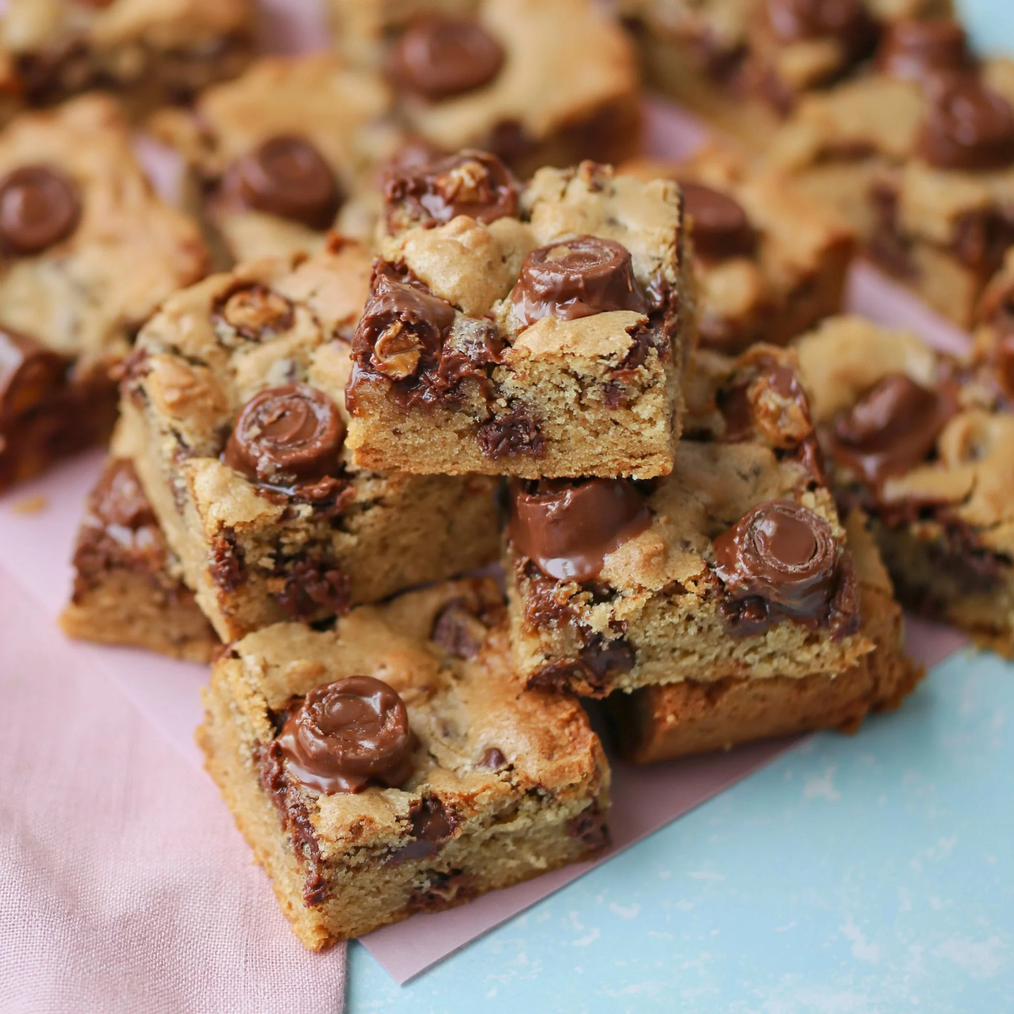 Delicious Chocolate Chip Rolo Cookie Bars